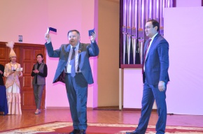 Бүгін Құрманғазы атындағы Қазақ ұлттық консерваториясының Үлкен концерт залында өнер-білім ордасының 75 жылдық мерейтойы құрметіне ұжым қызметкерлерін марапаттау рәсімі өтті. 