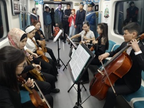 Студенты консерватории создали праздничную атмосферу пассажирам в метро Алматы