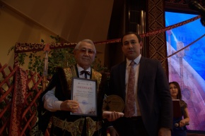 The representative of Mangystay kuishi school kuishi-virtuoso Serzhan Shakirat and rector A. Zhudebayev