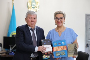 Ректора Казахской национальной консерватории имени Курмангазы Гаухар Тасбергенову сегодня посетил ректор Университета «Туран» — Рахман Алшанов