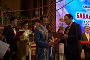 Rector A. Zhudebayev at the moment of giving reward